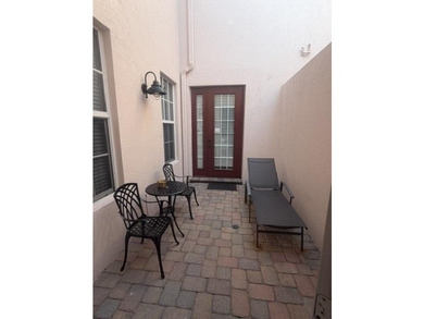 Location & Luxury! Super low 300/m HOA, on prime lot, spacious - photo 17