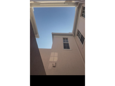 Location & Luxury! Super low 300/m HOA, on prime lot, spacious - photo 18