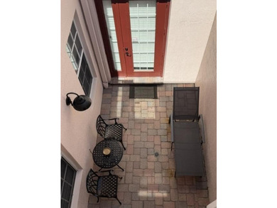 Location & Luxury! Super low 300/m HOA, on prime lot, spacious - photo 19