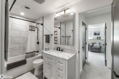 WARM AND INVITING! THIS BEAUTIFUL 3 BEDROOM IS FANTASTIC! A MUST - photo 20