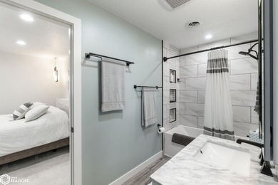 WARM AND INVITING! THIS BEAUTIFUL 3 BEDROOM IS FANTASTIC! A MUST - photo 21