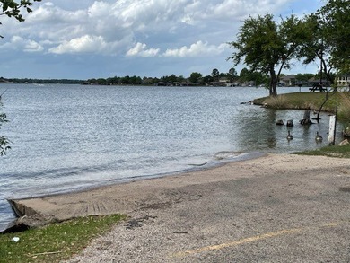 Lake community home on 3 lots, live-in ready! HOA has boat ramps - photo 22