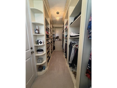 Location & Luxury! Super low 300/m HOA, on prime lot, spacious - photo 27