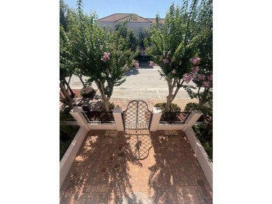 Location & Luxury! Super low 300/m HOA, on prime lot, spacious - photo 30