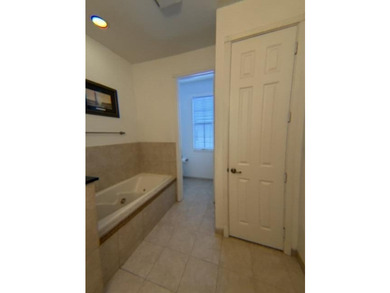 Location & Luxury! Super low 300/m HOA, on prime lot, spacious - photo 33