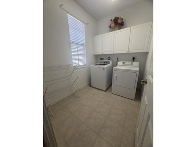 Location & Luxury! Super low 300/m HOA, on prime lot, spacious - photo 38