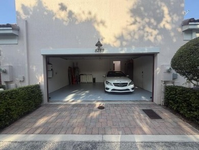 Location & Luxury! Super low 300/m HOA, on prime lot, spacious - photo 43