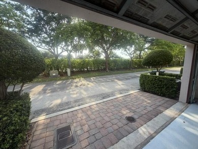 Location & Luxury! Super low 300/m HOA, on prime lot, spacious - photo 45