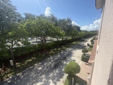 Location & Luxury! Super low 300/m HOA, on prime lot, spacious - photo 47