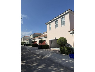Location & Luxury! Super low 300/m HOA, on prime lot, spacious - photo 48