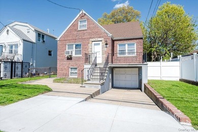 Welcome to 812 Swinton Ave, Bronx NY 10465! This tastefully - photo 1