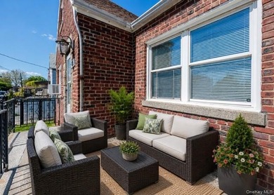 Welcome to 812 Swinton Ave, Bronx NY 10465! This tastefully - photo 2