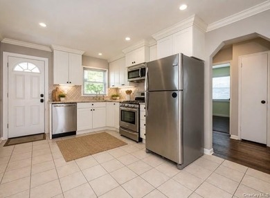 Welcome to 812 Swinton Ave, Bronx NY 10465! This tastefully - photo 4
