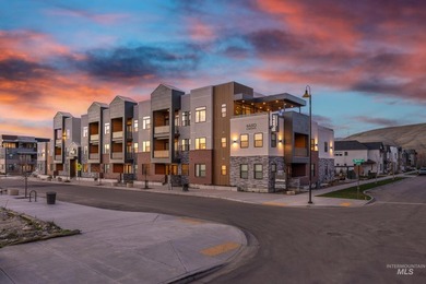 Open Weds & Sat 12-2! Residence 210 at The Murray - Discover - photo 1
