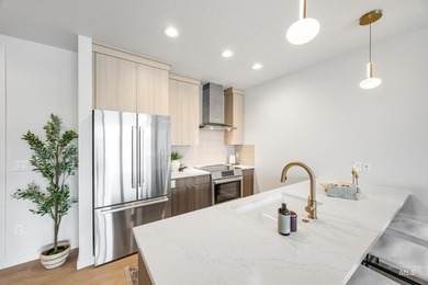 Open Weds & Sat 12-2! Residence 210 at The Murray - Discover - photo 10