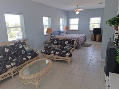 RARE OPPORTUNITY!!! Beautiful Suwannee, Florida home on Holiday - photo 25