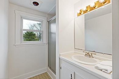Smart, tidy and ready for you to move in! Positioned on a - photo 25