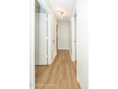 Adorable and well maintained home in the desirable golf - photo 21