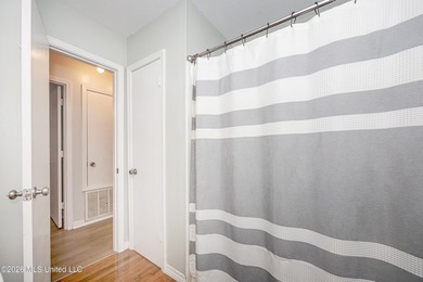 Adorable and well maintained home in the desirable golf - photo 32