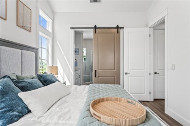Move right into this beautifully furnished new construction home - photo 15