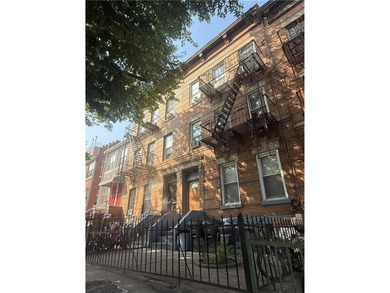 Nice solid brick six family building in prime Sunset Park. Five - photo 2