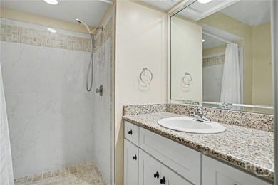 Lovely 3-bedroom, 3 bath, 1840 square feet condo/townhouse in - photo 17