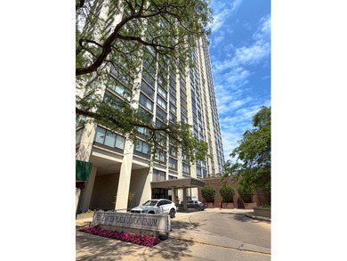 Beautiful rehabbed 1 bed/1 bath condo on the 19th floor with - photo 1