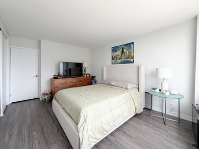 Beautiful rehabbed 1 bed/1 bath condo on the 19th floor with - photo 7
