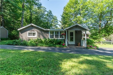 Come check out this charming and cozy 2-bedroom cottage just a - photo 2