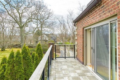Perched on the top floor of the Bonniecrest estate, this - photo 26