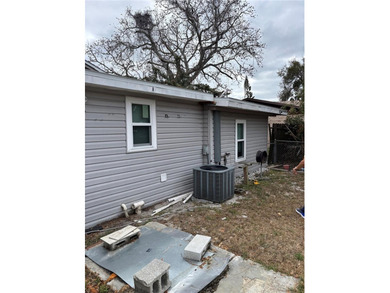 Charming 3 bedroom 1 bathroom home located just blocks from US - photo 16