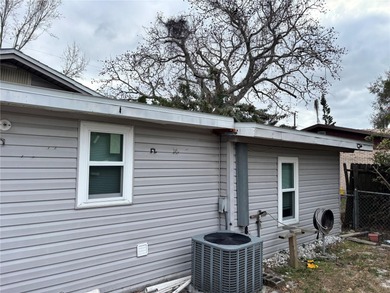 Charming 3 bedroom 1 bathroom home located just blocks from US - photo 17