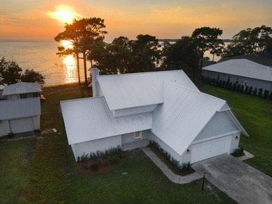 Set on the shores of Choctawhatchee Bay, this beautifully - photo 1