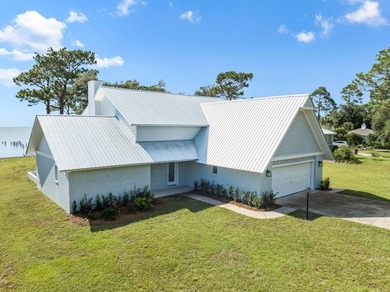 Set on the shores of Choctawhatchee Bay, this beautifully - photo 3