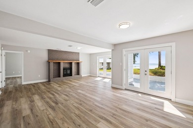 Set on the shores of Choctawhatchee Bay, this beautifully - photo 9