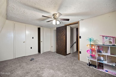 Well-maintained home on just over an acre of private land in the - photo 18