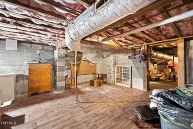 Well-maintained home on just over an acre of private land in the - photo 27