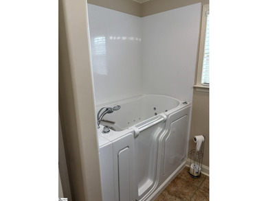 HANDICAP ACCESSIBLE! Welcome home to this beautifully maintained - photo 10