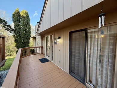 (private lake, pond, creek) Condo Active Under Contract in Farmington Michigan