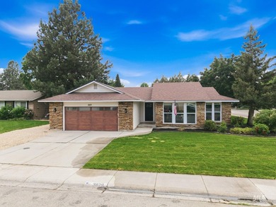 Welcome home to this beautifully updated mid-century home in one - photo 2