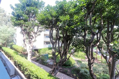 Beautiful turnkey mid-level unit with views of trees, greenery - photo 11