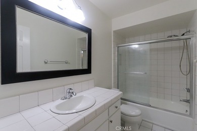Beautiful turnkey mid-level unit with views of trees, greenery - photo 12