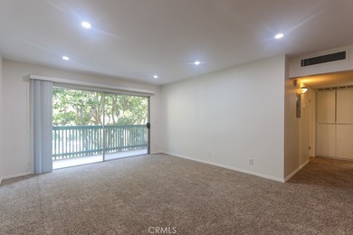 Beautiful turnkey mid-level unit with views of trees, greenery - photo 13