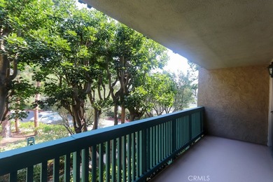 Beautiful turnkey mid-level unit with views of trees, greenery - photo 15