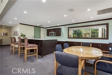 Beautiful turnkey mid-level unit with views of trees, greenery - photo 17