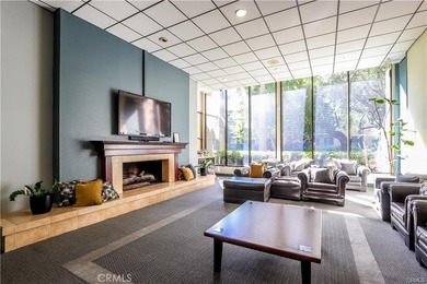 Beautiful turnkey mid-level unit with views of trees, greenery - photo 18