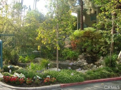 Beautiful turnkey mid-level unit with views of trees, greenery - photo 19