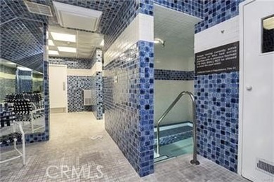 Beautiful turnkey mid-level unit with views of trees, greenery - photo 21