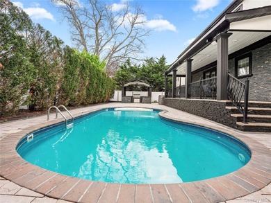 Welcome to the perfect blend of luxury and comfort located in - photo 4