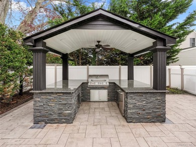 Welcome to the perfect blend of luxury and comfort located in - photo 7